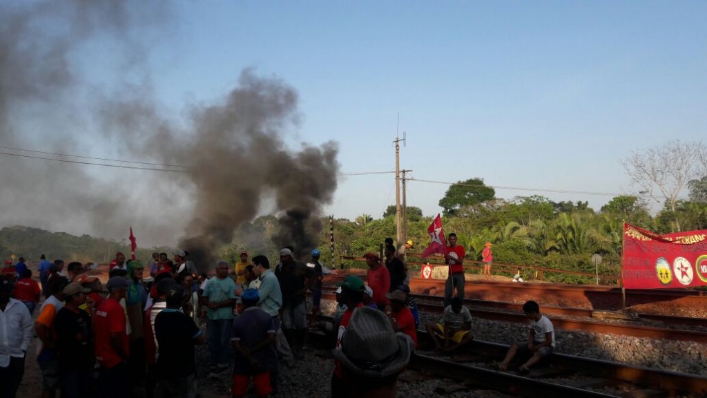Integrantes de movimentos sociais ligados à terra interditam a EFC em Marabá