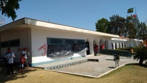Sem Terras invadem Prefeitura, picham o prédio e trocam bandeiras do Pará e Marabá pela do MST