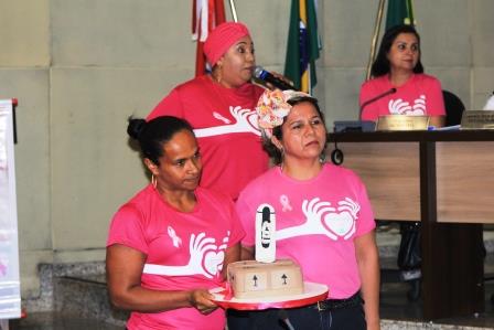 Marabá: Mulheres fazem bolo irônico para celebrar 4 anos de mamógrafo encaixotado