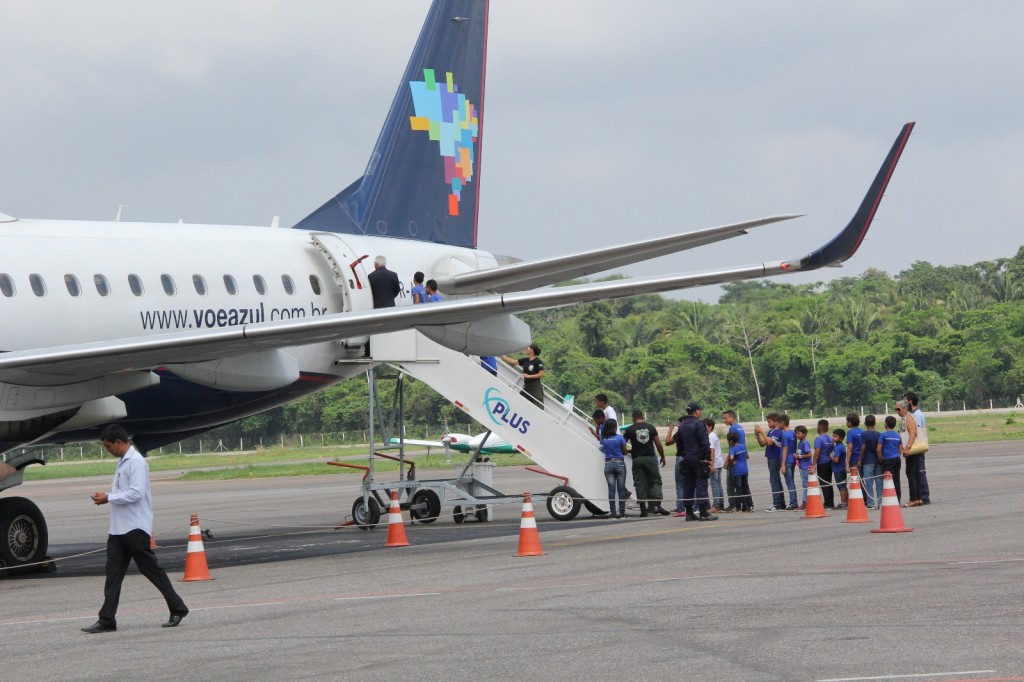 Marabá: crianças entram em avião e sonham em voar no futuro