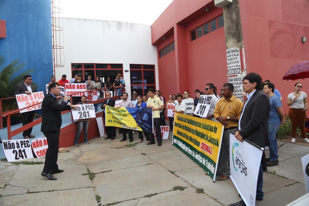 Advogados e servidores da Justiça do Trabalho se unem em passeata contra corte no orçamento e PEC 241