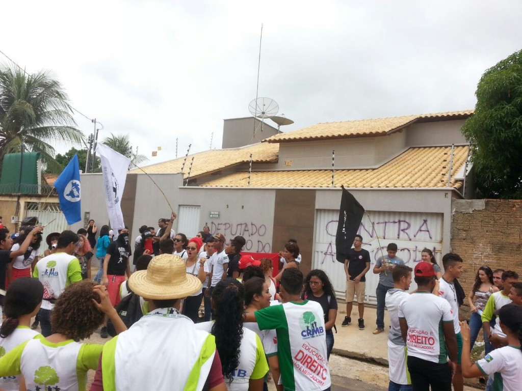 Marabá: Em protesto contra PEC 241, manifestantes fecham ponte e picham casa do deputado Beto Salame