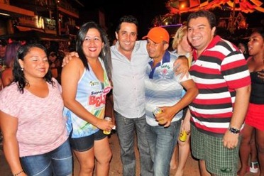 Prefeito junto aos foli&otilde;es