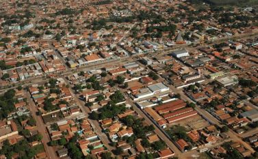 Canaã dos Carajás: depois de solicitar à prefeitura o serviço e não ser atendido, vereador capina terreno do Conselho Tutelar