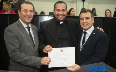 Deputado Gesmar homenageia padre Hudson com título da Alepa