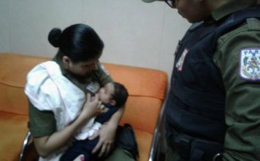 Em Belém, policial militar amamenta recém-nascido enquanto pai é interrogado
