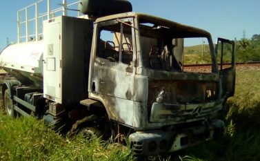 Vídeo: Caminhão pipa pega fogo em cima da linha do trem e interdita a EFC (atualizada)