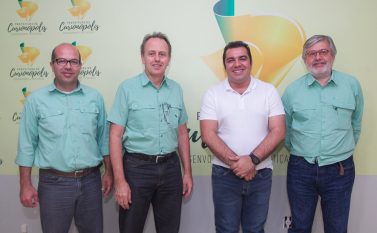 Prefeito Adonei Aguiar recebe a visita do novo diretor de Ferrosos Norte da Vale, que lhe traz boas novas.