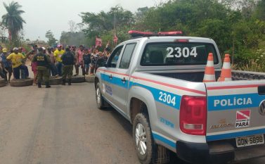 Movimentos sociais que lutam pela Reforma Agrária interditam BR-155 após baleamento de membro do grupo em Eldorado dos Carajás