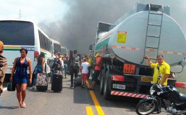 Bloqueio da BR-155 segue pelo segundo dia e agora à tarde o clima ficou tenso por conta de ação da PRF