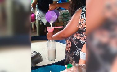 Produtores rurais comemoram aumento da produção leiteira com doação de mais de mil litros de leite
