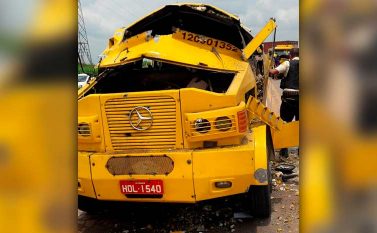 Bandidos fortemente armados interceptam dois carros-fortes na BR-155. Um dos veículos foi explodido e o dinheiro levado