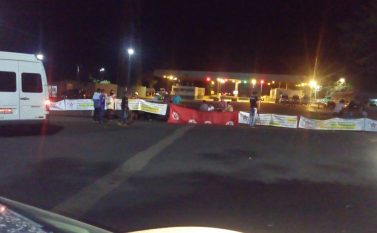 Justiça expede reintegração de posse de área ocupada pela FNL, mas manifestantes não obedecem a ordem.