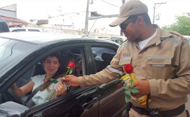 Música e flores marcam Dia da Gentileza no Trânsito em Parauapebas