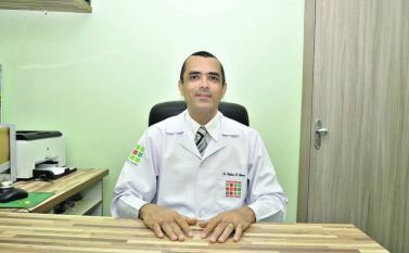 Médico adverte quanto aos efeitos do excesso de comida e de álcool nas festas de final de ano