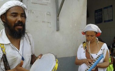 Artistas de rua peruanos atravessam a selva amazônica anunciando a vinda de Cristo