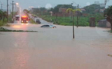 Em Canaã dos Carajás, temporal arrasta carro em Avenida inundada