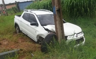 Em Canaã: caminhonete arranca radar, invade contramão e fere mulher em motocicleta