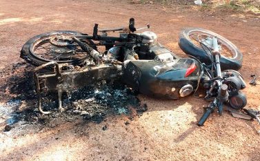 Festa entre amigos deixa saldo de esfaqueamento e moto incendiada
