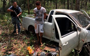 Polícia recupera carro roubado e prende um dos assaltantes