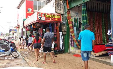 Vendas de véspera de Ano Novo movimentam o comércio de Redenção
