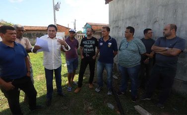 Campo de futebol ganha iluminação, mas continua no breu por calote do Estado
