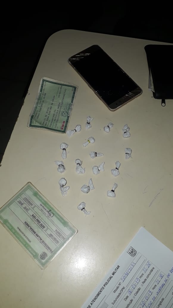 Dupla reincide e volta à prisão por venda de droga