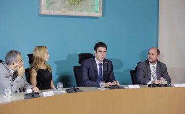 Por decreto, Helder suspende licitações e manda demitir 20% dos temporários