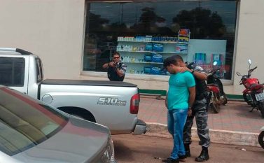 Traficante e mulher presos em flagrante com cocaína e maconha