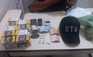 Venda de drogas e aliciação de menor levam trio para o xilindró