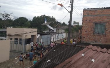 Avião cai em Belém e deixa um homem morto e dois feridos