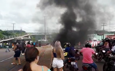 Pedindo justiça, manifestantes interditam BR-422, em Tucuruí, durante toda a manhã.