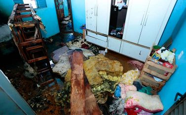 Família cuja casa incendiou no domingo, em Canaã, precisa de ajuda