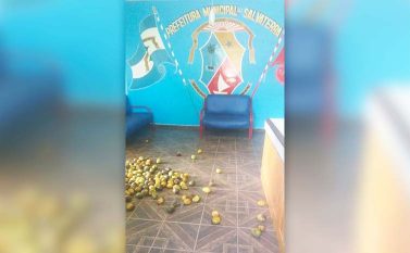 Moradores de Salvaterra usam mangas para protestar contra a prefeitura