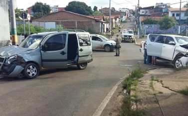 Acidente entre dois veículos atinge muro de residência