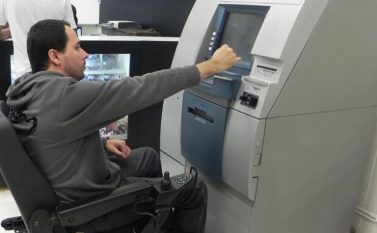 Cansada de esperar, promotora vai à Justiça cobrar acessibilidade em bancos