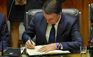 Bolsonaro sanciona Orçamento com vetos