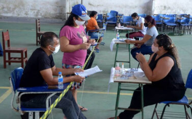 Novos 135 mil alunos da rede pública estadual recebem cartão alimentação