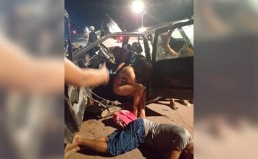 Paragominas: Carro de passeio superlotado bate em mureta e deixa várias pessoas feridas