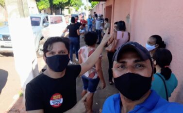 Marabá: Professores em greve fazem manifestação e picham portão de casa de prefeito