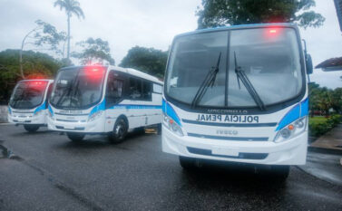 Sistema prisional do Pará recebe novos ônibus e 500 rádios criptografados