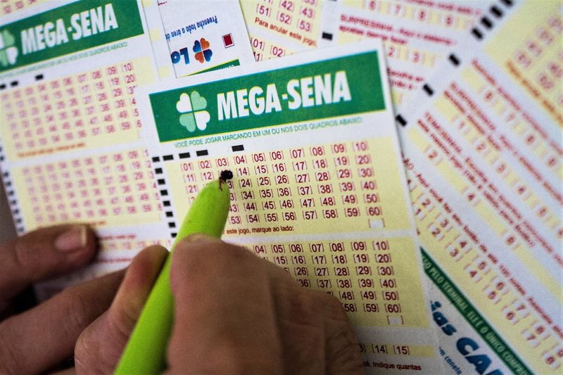 Mega-Sena 2525: aposta simples e bolão dividem R$ 317 milhões