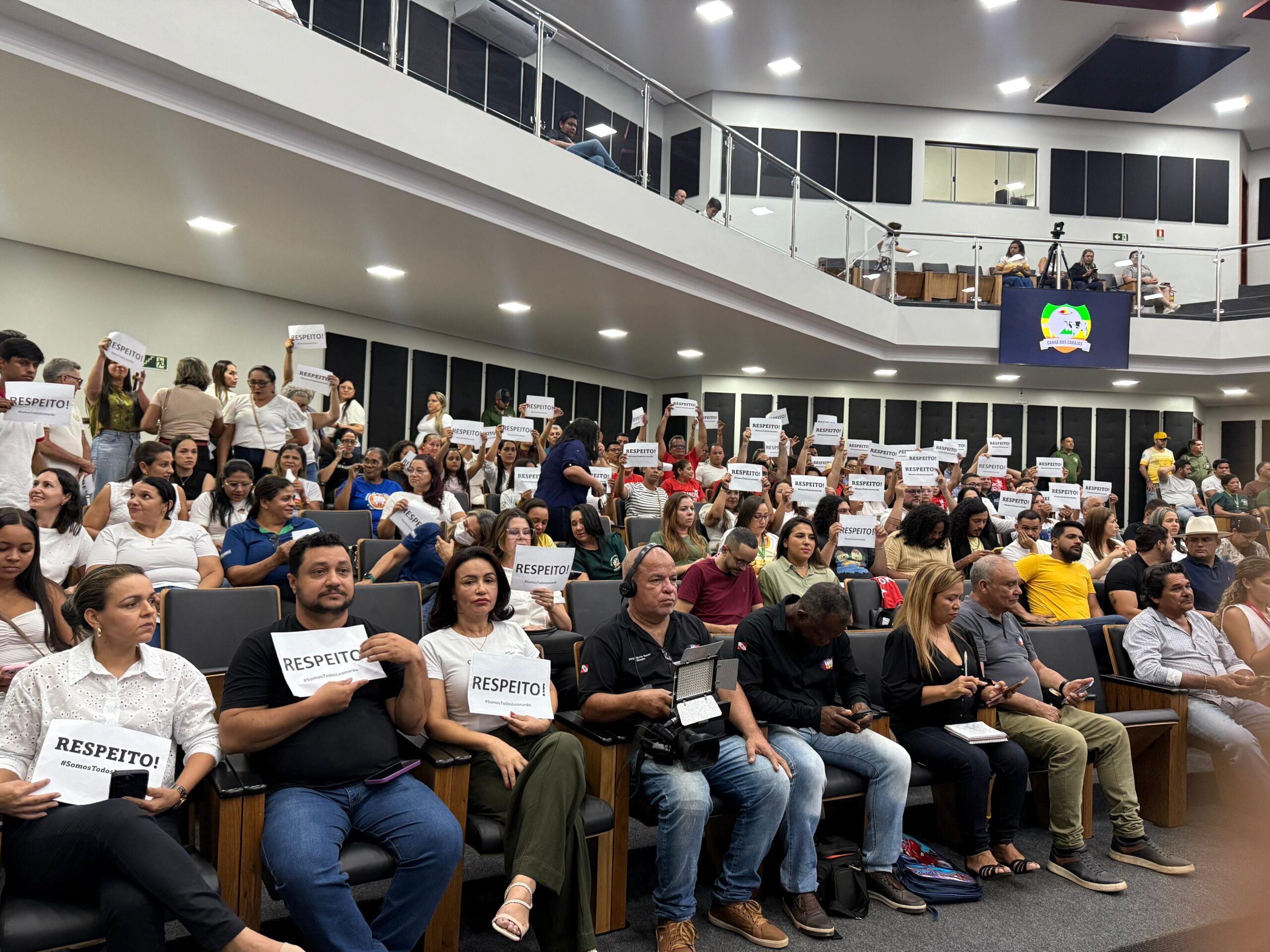 Sessão relâmpago da Câmara de Canaã é marcada por protestos da Educação