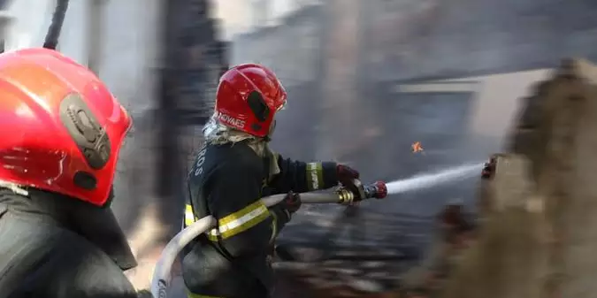 Incêndio atinge depósito em Castanhal após suposta queima em terreno baldio
